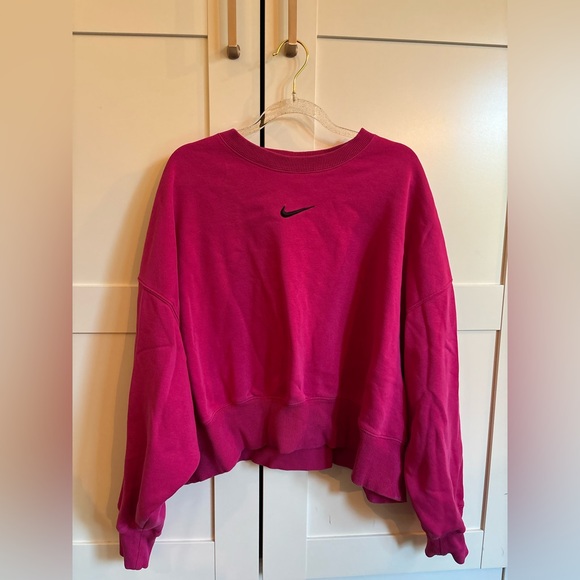 Nike Women's Pink Cropped Loose Fit Crew Neck Sweatshirt Size Medium - Picture 1 of 5